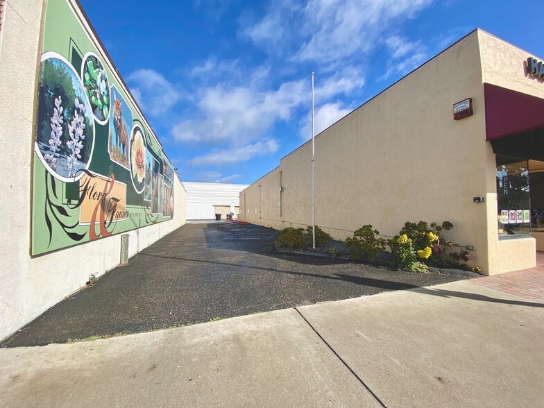 109 W Ocean Ave, Lompoc, CA à vendre - Photo du bâtiment - Image 2 de 10