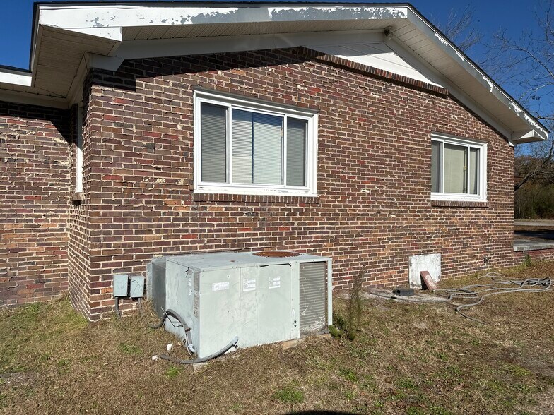 1401 N Bragg Blvd, Spring Lake, NC à vendre - Photo du bâtiment - Image 2 de 14