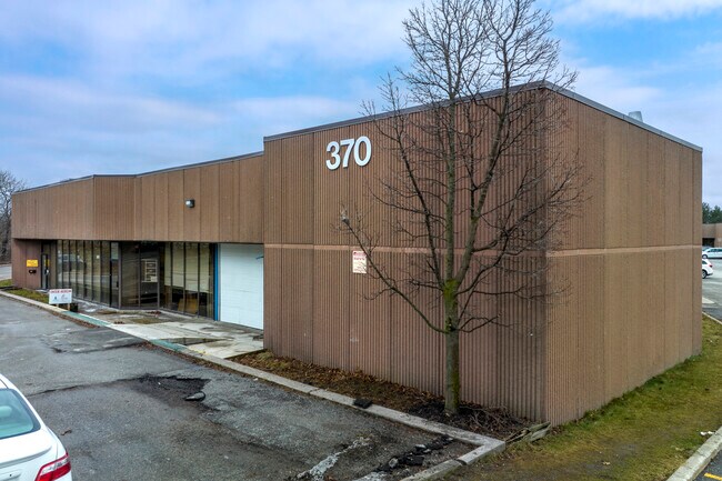 Plus de détails pour 370 Tapscott Rd, Toronto, ON - Industriel à louer