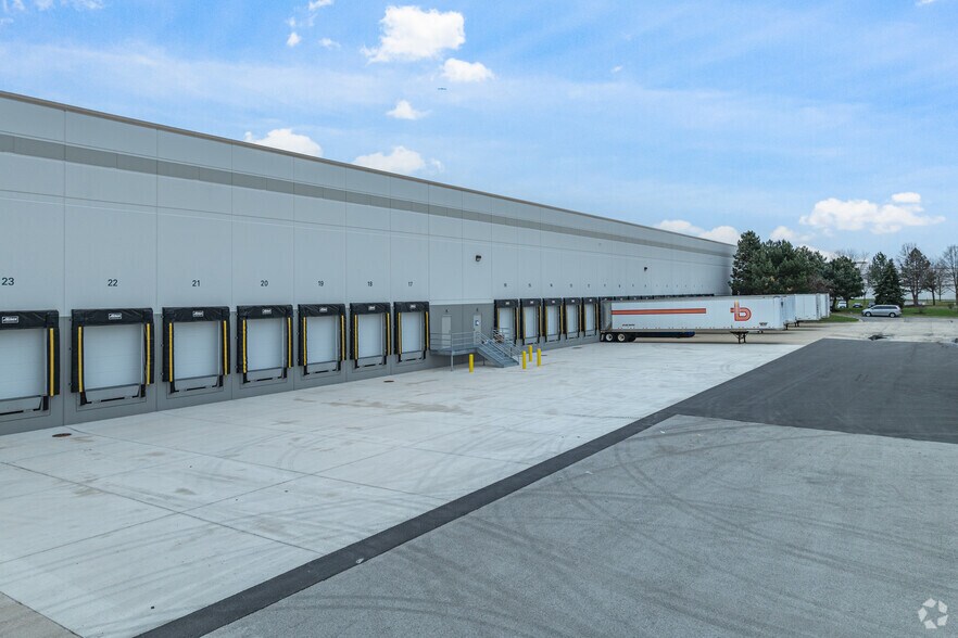 900 Carlow Dr, Bolingbrook, IL à louer - Photo du bâtiment - Image 2 de 5