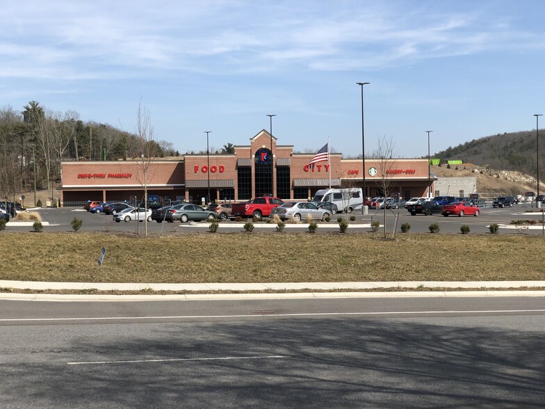 1701 Tyler Ave, Radford, VA for sale - Building Photo - Image 1 of 5