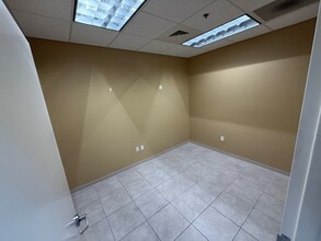 660 NW Enterprise Dr, Port Saint Lucie, FL à louer Photo du bâtiment- Image 2 de 5