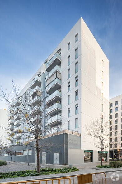 Retail in Barcelona, Barcelona for lease - Building Photo - Image 2 of 2