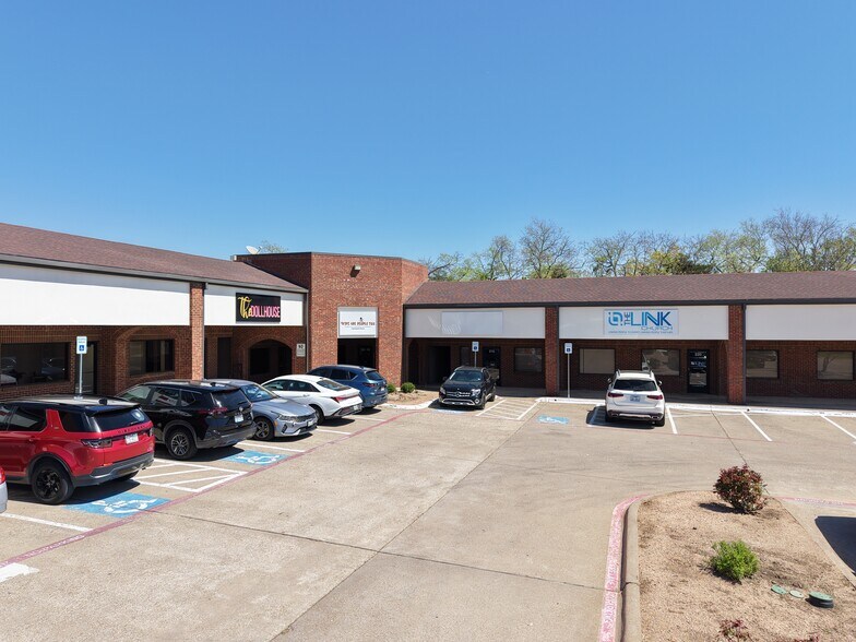 712 N Hampton Rd, DeSoto, TX à louer - Photo du bâtiment - Image 3 de 18