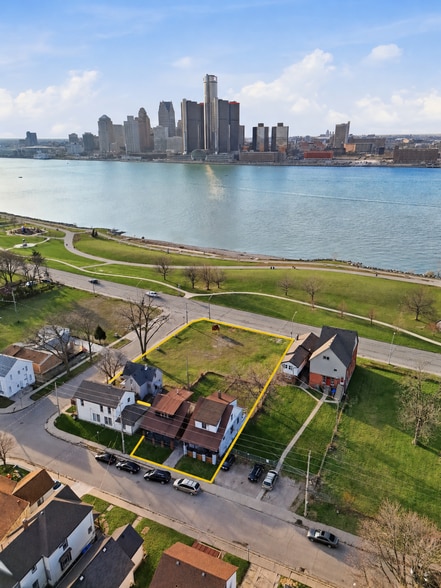 819-829 Riverside Dr E, Windsor, ON à vendre - Photo du bâtiment - Image 2 de 12