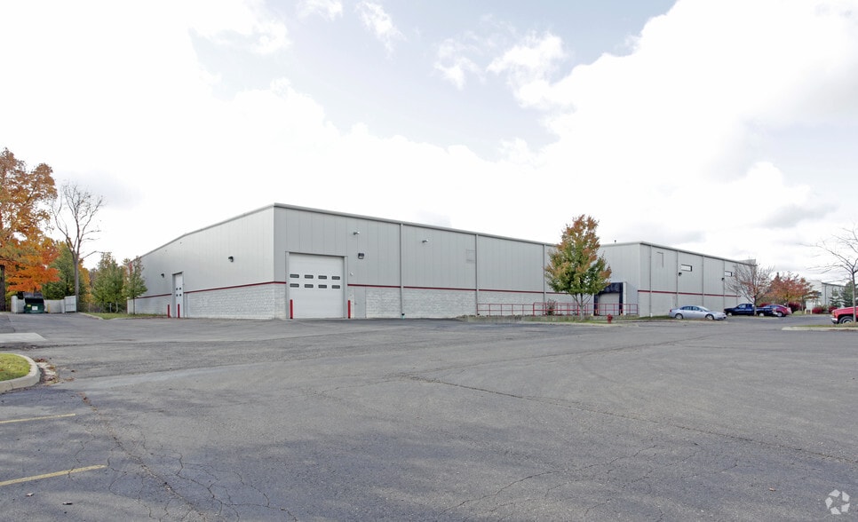 47151 Cartier Ct, Wixom, MI à vendre - Photo du bâtiment - Image 3 de 7