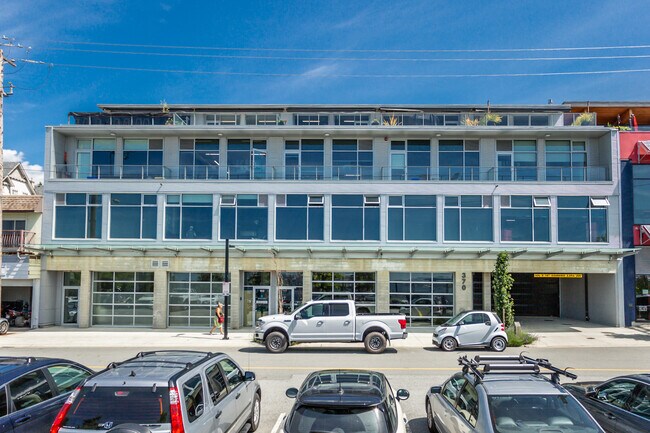 Plus de détails pour 370 Esplanade E, North Vancouver, BC - Industriel à vendre