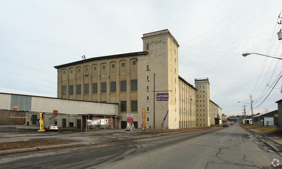 901-1001 Broad St, Utica, NY for lease - Primary Photo - Image 1 of 8
