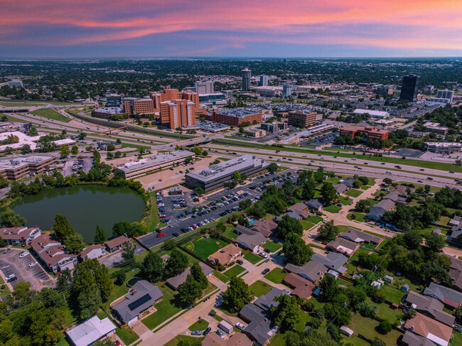 Plus de détails pour 5555 NW Grand Blvd, Oklahoma City, OK - Bureau à vendre