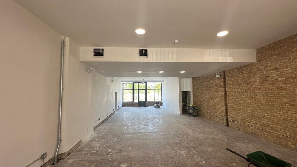 6411 W Irving Park Rd, Chicago, IL à louer - Photo du bâtiment - Image 3 de 4