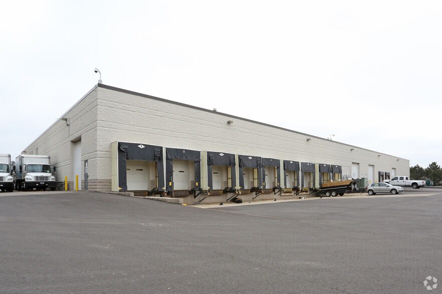 5125-5165 S Towne Dr, New Berlin, WI à louer - Photo du bâtiment - Image 2 de 3