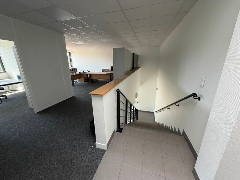 Flex in Lieusaint for lease - Interior Photo - Image 2 of 4