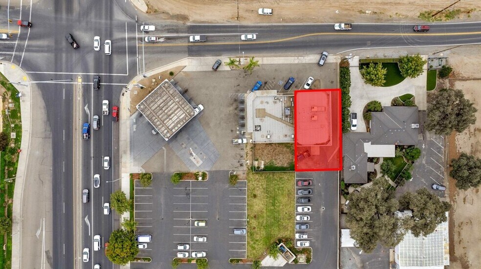 1088 N Mooney Blvd, Tulare, CA à louer - Photo du bâtiment - Image 3 de 34
