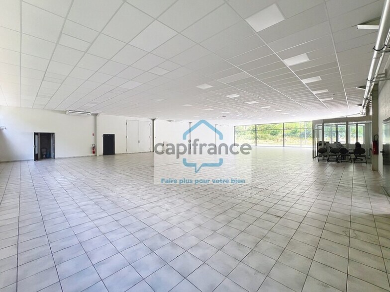 Retail in Montmélian for lease - Interior Photo - Image 2 of 3