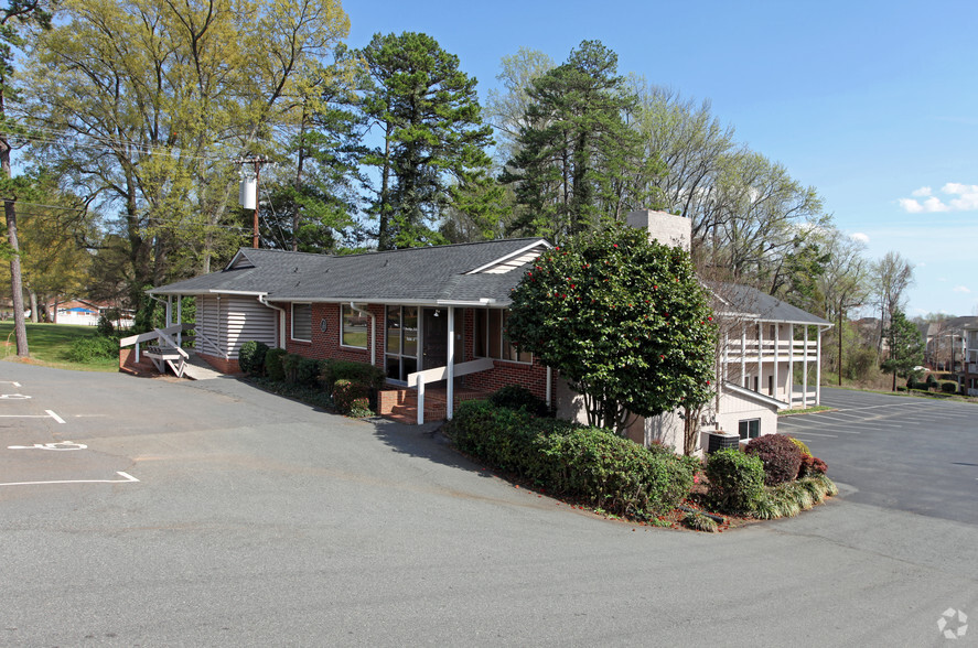 5232 Albemarle Rd, Charlotte, NC for lease - Building Photo - Image 1 of 7