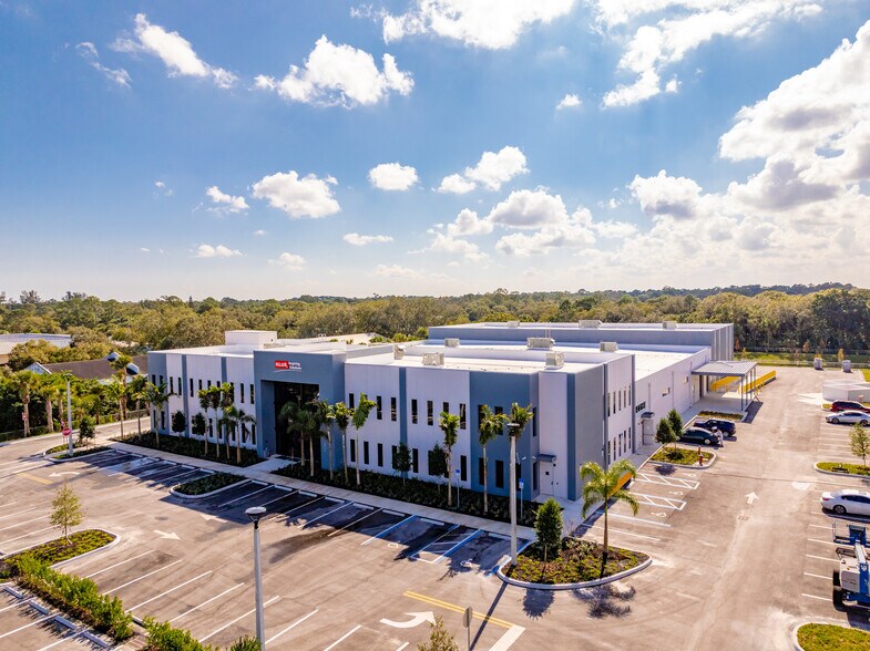 3755 9th SW st, Vero Beach, FL à louer - Photo du bâtiment - Image 2 de 11