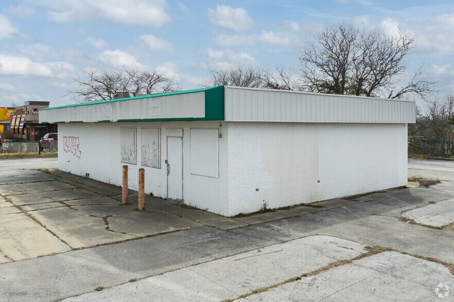 246 E Alexis Rd, Toledo, OH à vendre - Photo du bâtiment - Image 2 de 6