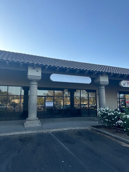 5203 W Walnut Ave, Visalia, CA à louer - Photo du bâtiment - Image 2 de 7