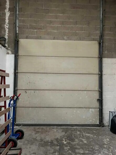 Flex in Stains for lease - Interior Photo - Image 3 of 4