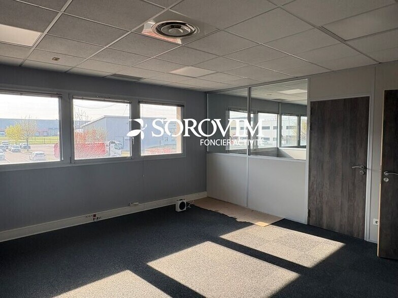 50 Rue Jean Zay, Saint-Priest for lease - Building Photo - Image 3 of 23