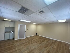 13 St. Albans Cir, Newtown Square, PA for lease Building Photo- Image 2 of 4