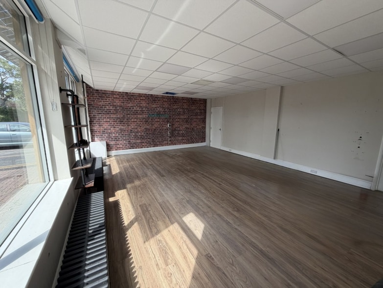 93 Mytchett Rd, Camberley for lease - Interior Photo - Image 2 of 5