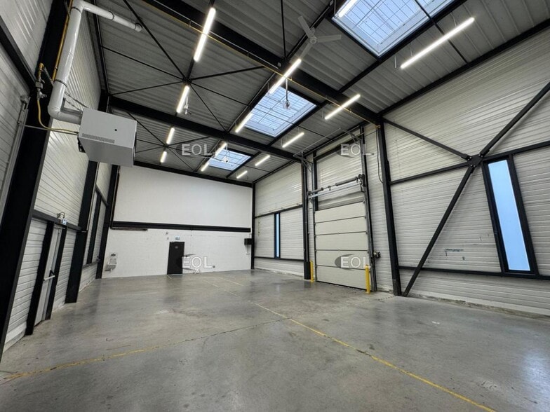 Flex in Fontenay-Trésigny for lease - Building Photo - Image 2 of 8