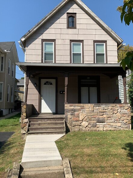 77 Oak St, Binghamton, NY à vendre - Photo principale - Image 1 de 1