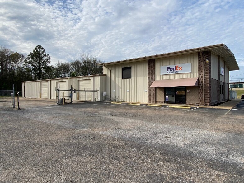 1155 S Gloster St, Tupelo, MS à vendre - Photo du bâtiment - Image 3 de 10
