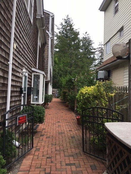 15 Bellport Ln, Bellport Village, NY à vendre - Photo du bâtiment - Image 3 de 9