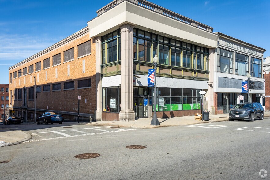 233-235 S Main St, Fall River, MA à vendre - Photo du bâtiment - Image 2 de 7