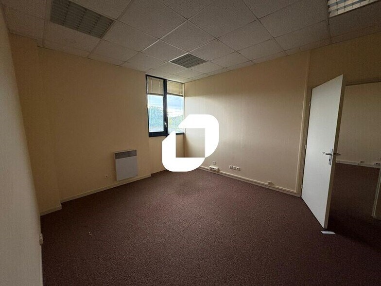 Office in Les Mureaux for lease - Interior Photo - Image 2 of 8