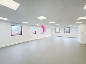 Office in Saint-Germain-en-Laye for lease Interior Photo- Image 1 of 3