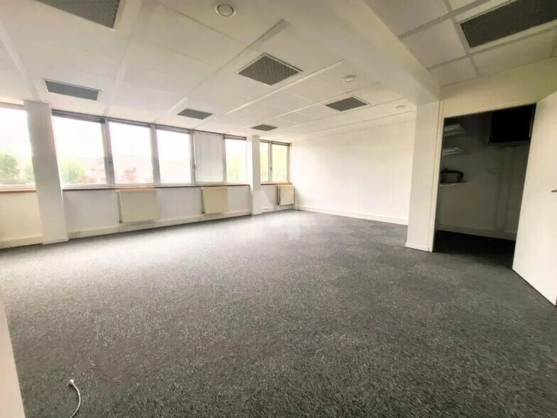 Bureau dans Évry-Courcouronnes à louer - Photo du bâtiment - Image 3 de 13