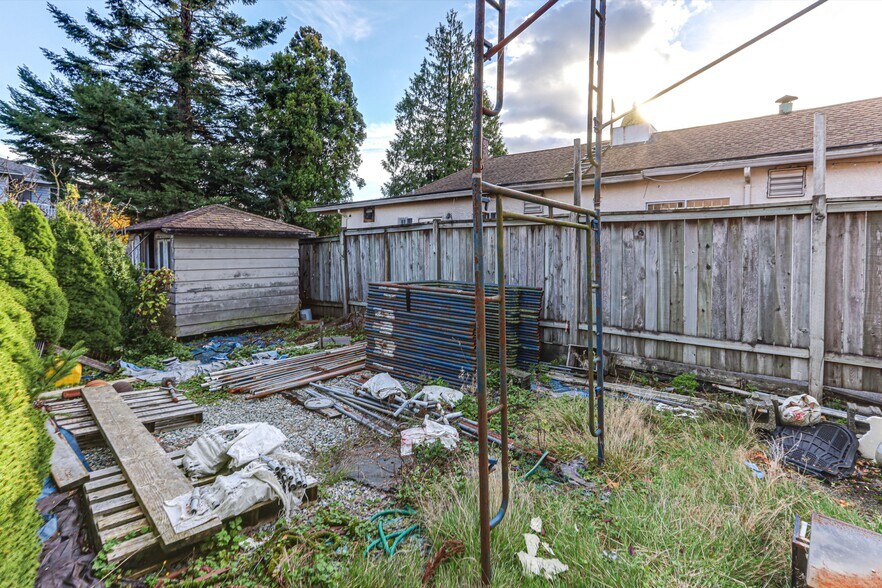 7474 Edmonds St, Burnaby, BC à vendre - Photo du bâtiment - Image 3 de 13