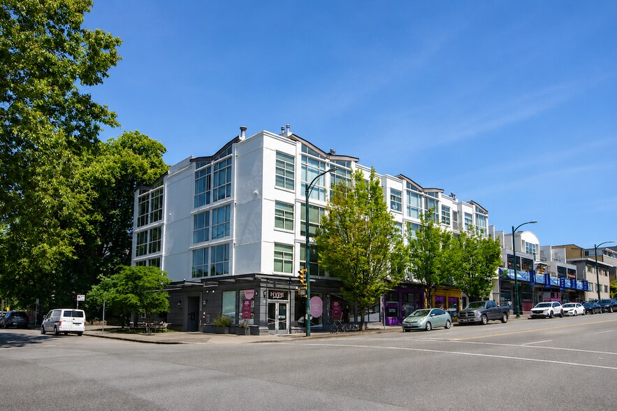 2665-2695 W 4th Ave, Vancouver, BC à louer - Photo du bâtiment - Image 2 de 7