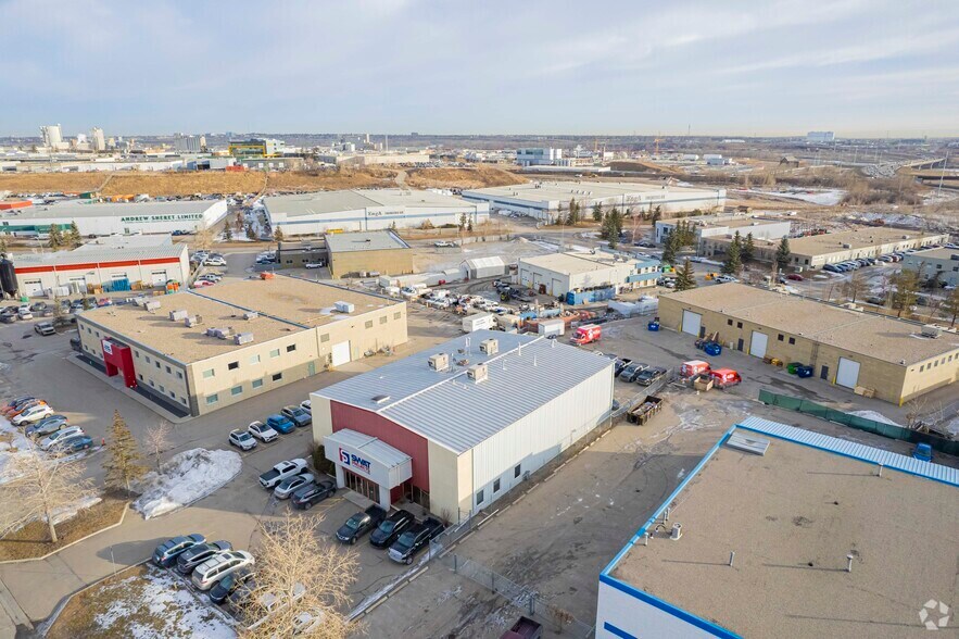5040 12A St SE, Calgary, AB à vendre - Aérien - Image 3 de 19