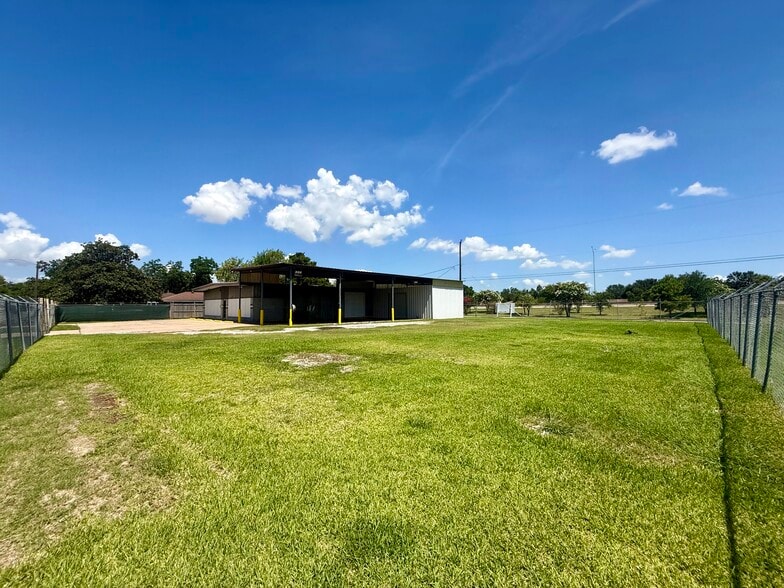 204 Schilling St, Baytown, TX for lease - Building Photo - Image 3 of 16