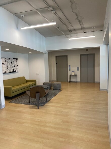 106 W 4th St, Santa Ana, CA à louer - Photo intérieure - Image 3 de 8