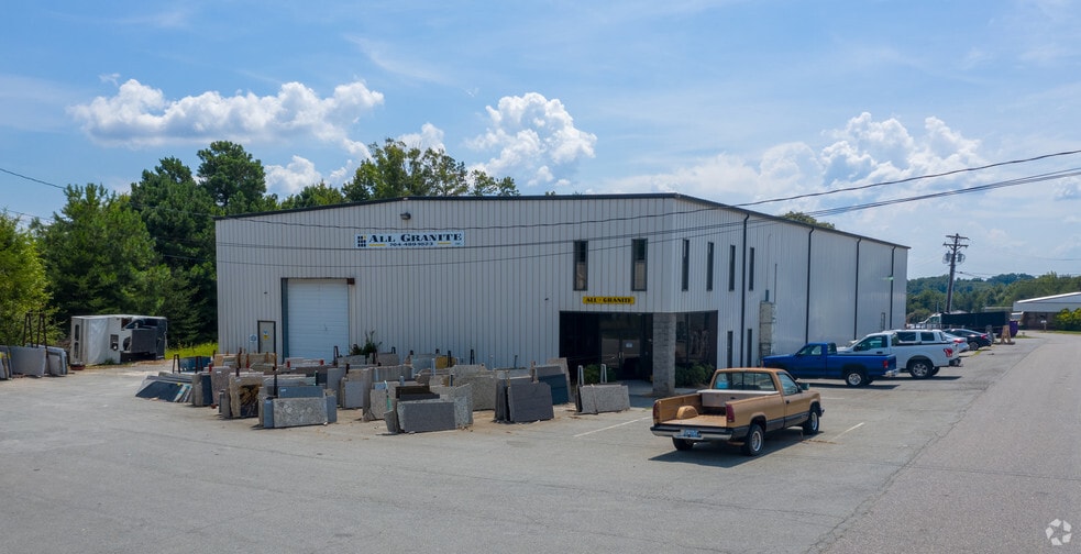 NNN-Leased Small-Bay Industrial portfolio of 4 properties for sale on LoopNet.ca - Primary Photo - Image 3 of 9
