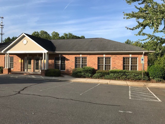 2536 Plantation Center Dr, Matthews, NC à louer - Photo du bâtiment - Image 3 de 9