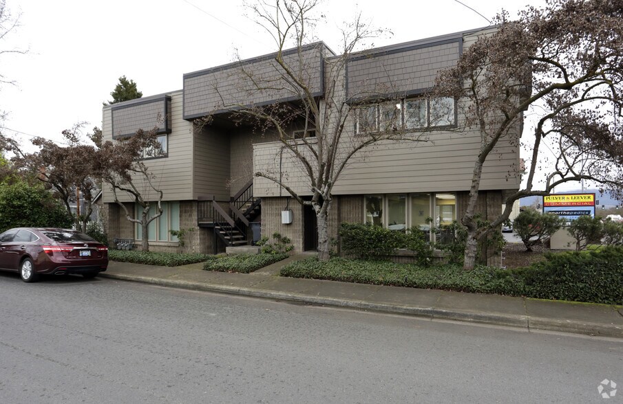 1060 Crater Lake Ave, Medford, OR for lease - Building Photo - Image 2 of 3