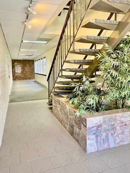 480 S California Ave, Palo Alto, CA à louer - Photo du bâtiment - Image 3 de 12