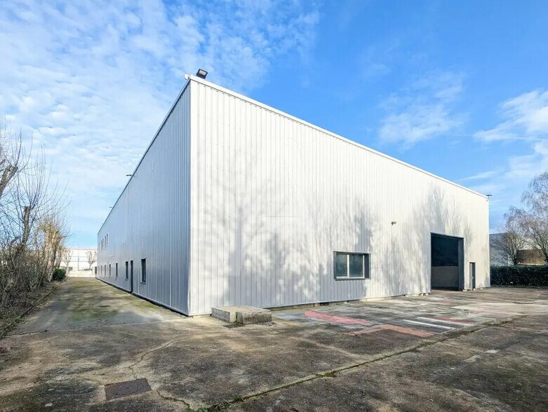 Industrial in Coignières for lease - Building Photo - Image 2 of 11