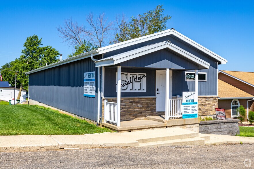 124 S 4th Ave, Dedham, IA à vendre - Photo du bâtiment - Image 2 de 3