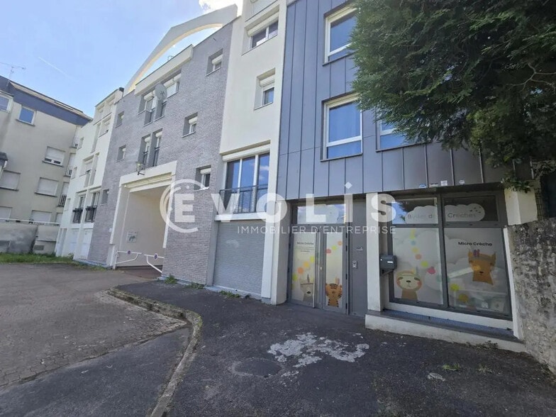 Office in Orsay for lease - Building Photo - Image 1 of 8