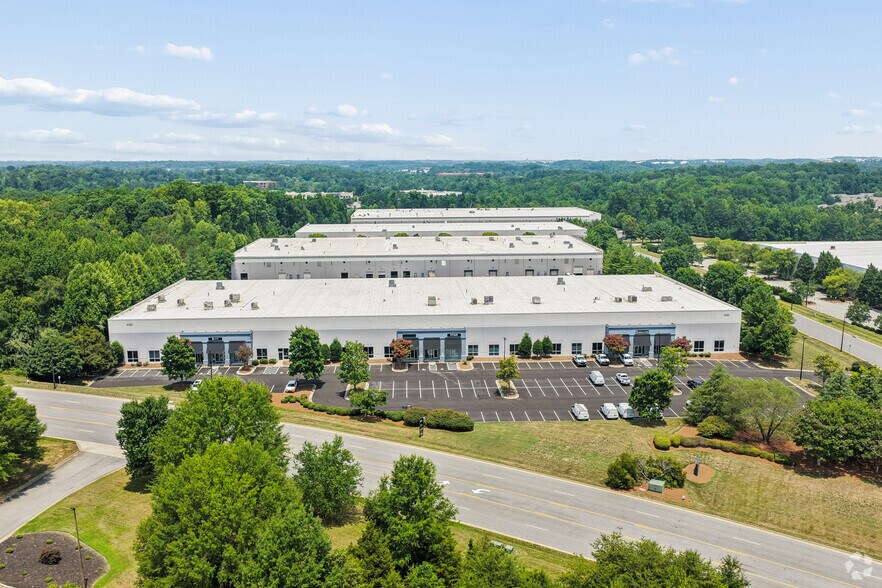4198 Eagle Hill Dr, High Point, NC à louer - Aérien - Image 1 de 20