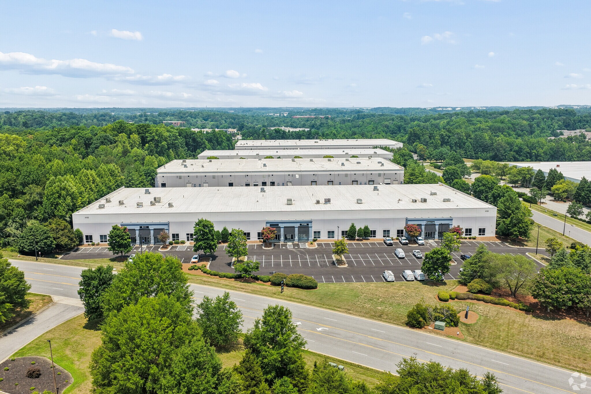 4198 Eagle Hill Dr, High Point, NC à louer Aérien- Image 1 de 22