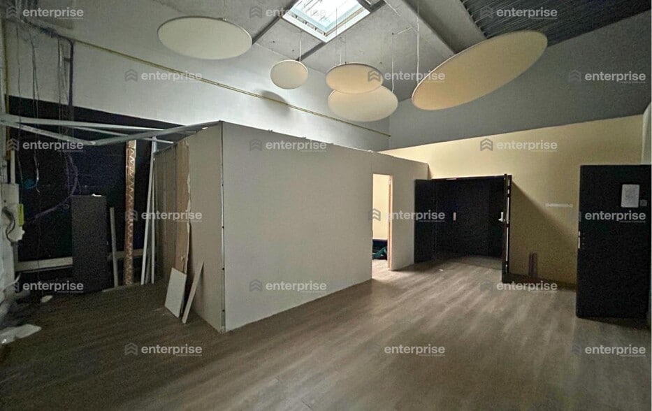 Retail in Chambly for lease - Interior Photo - Image 3 of 5