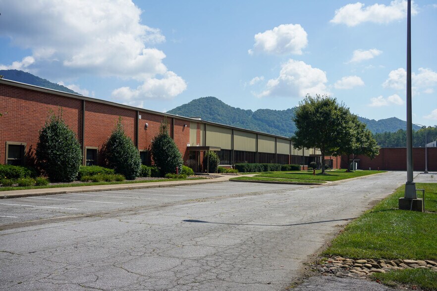 400 Kellys Creek Rd, Rabun Gap, GA à louer - Photo du bâtiment - Image 3 de 15